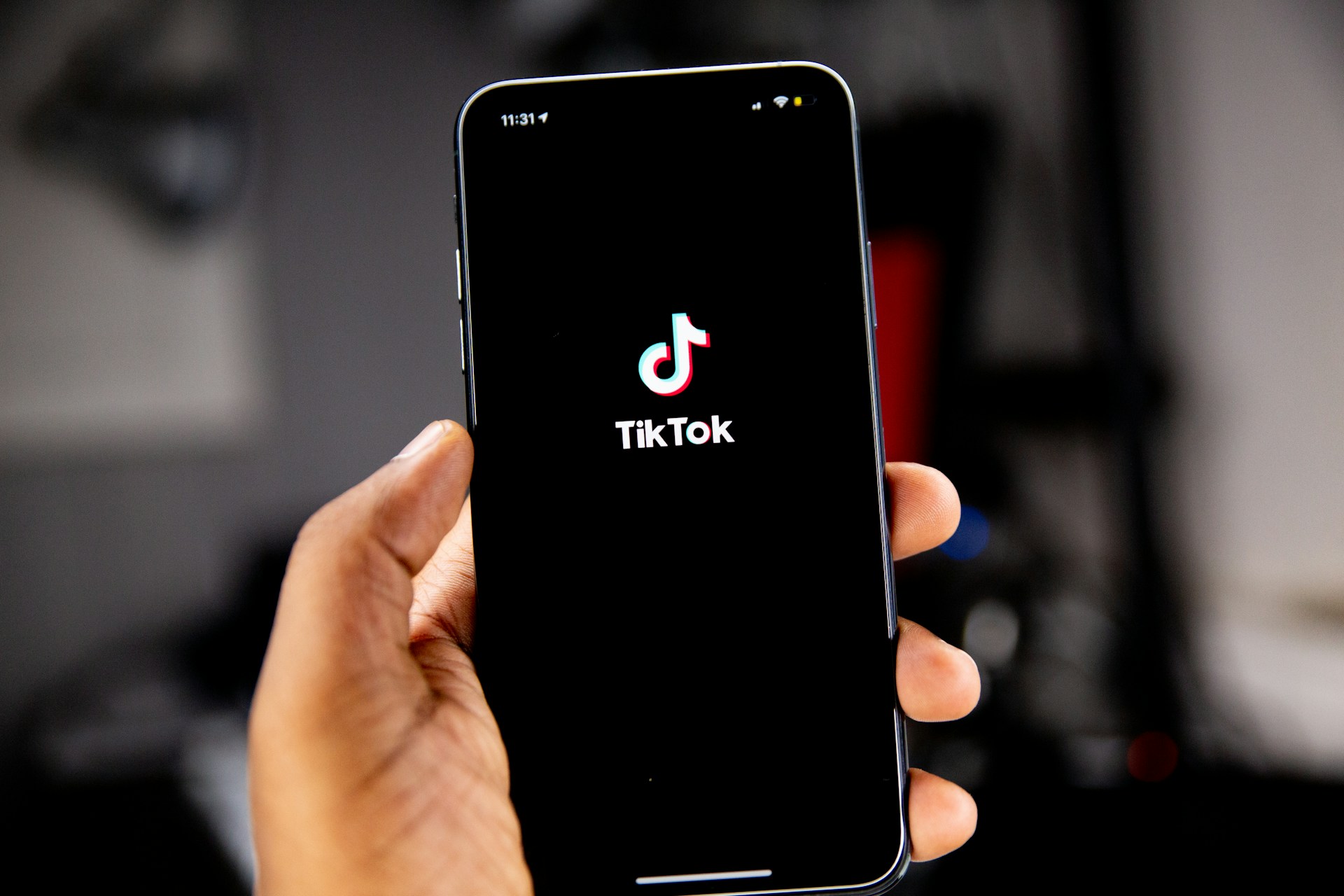 Dampak TikTok dalam Membentuk Opini Publik: Sebuah Kajian